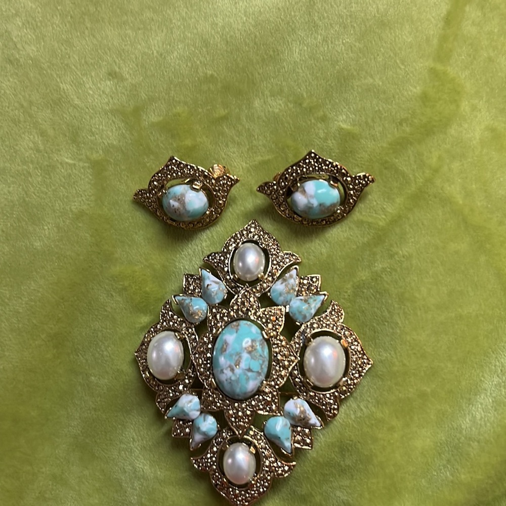 Vintage Sarah Coventry 1968 "Remembrance" Brooch & Earrings - Picture 3 of 6